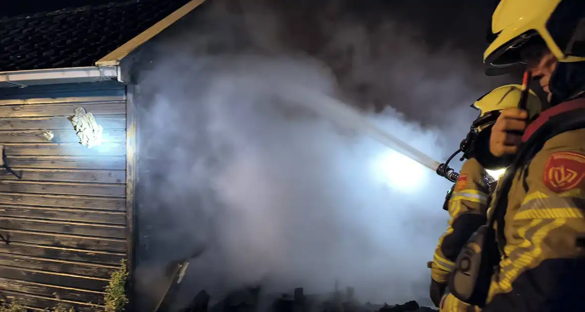 Schuur brand volledig af - Foto 3