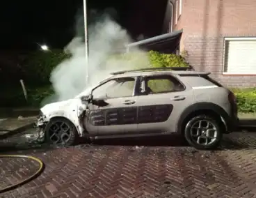 Brand verwoest auto