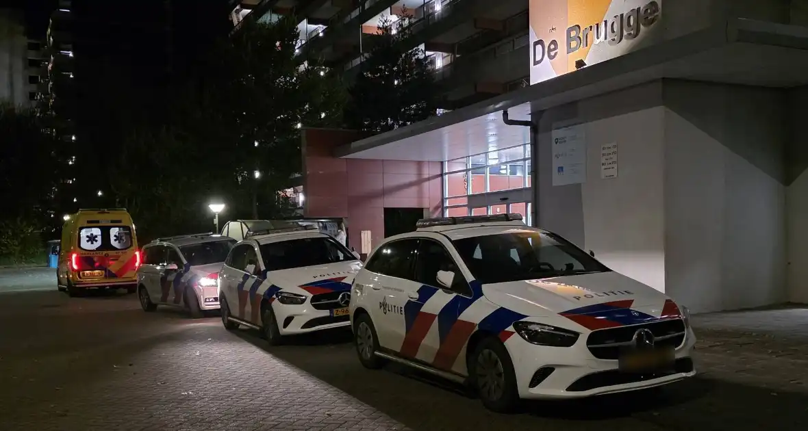 Politie en ambulance ingezet voor conflict in flatwoning - Foto 4