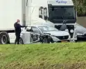 Auto en vrachtwagen botsen, niemand gewond