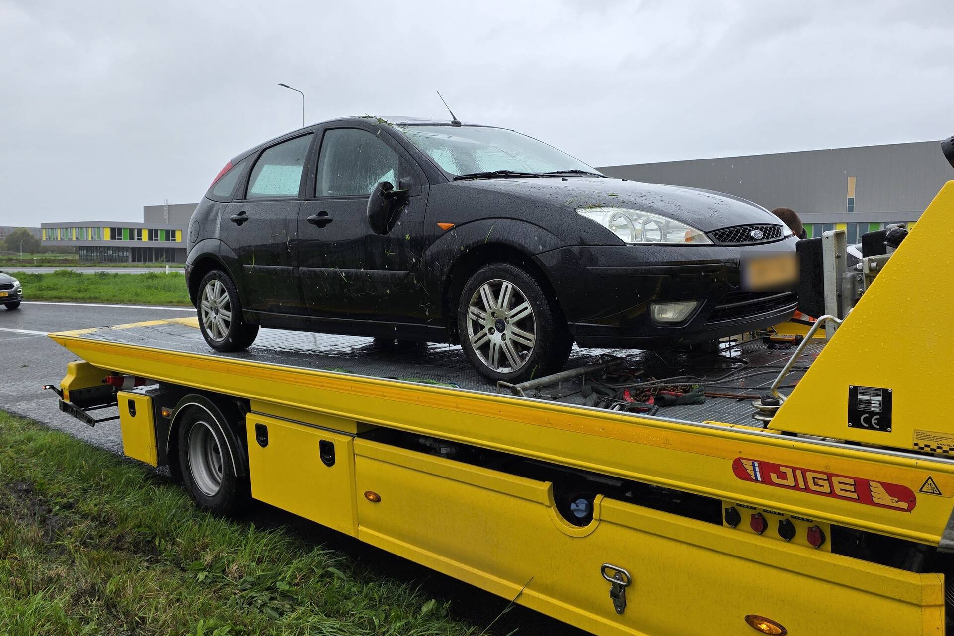 automobilist raakt van de weg bij ongeval