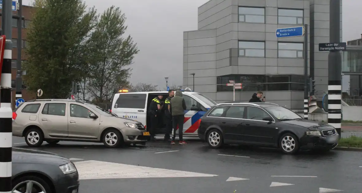 Aanrijding op kruispunt leidt tot verkeershinder - Foto 1