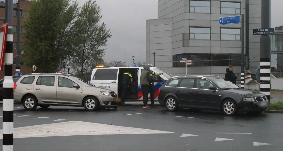 Aanrijding op kruispunt leidt tot verkeershinder - Foto 2