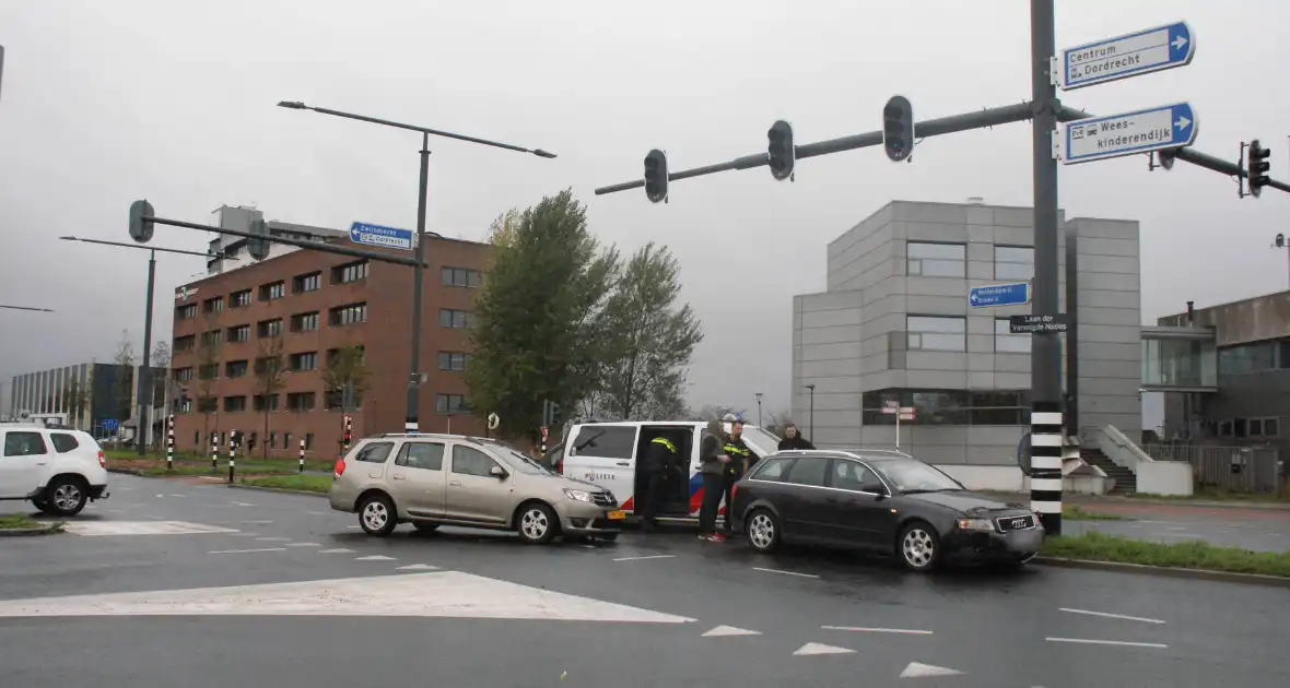 Aanrijding op kruispunt leidt tot verkeershinder - Foto 3
