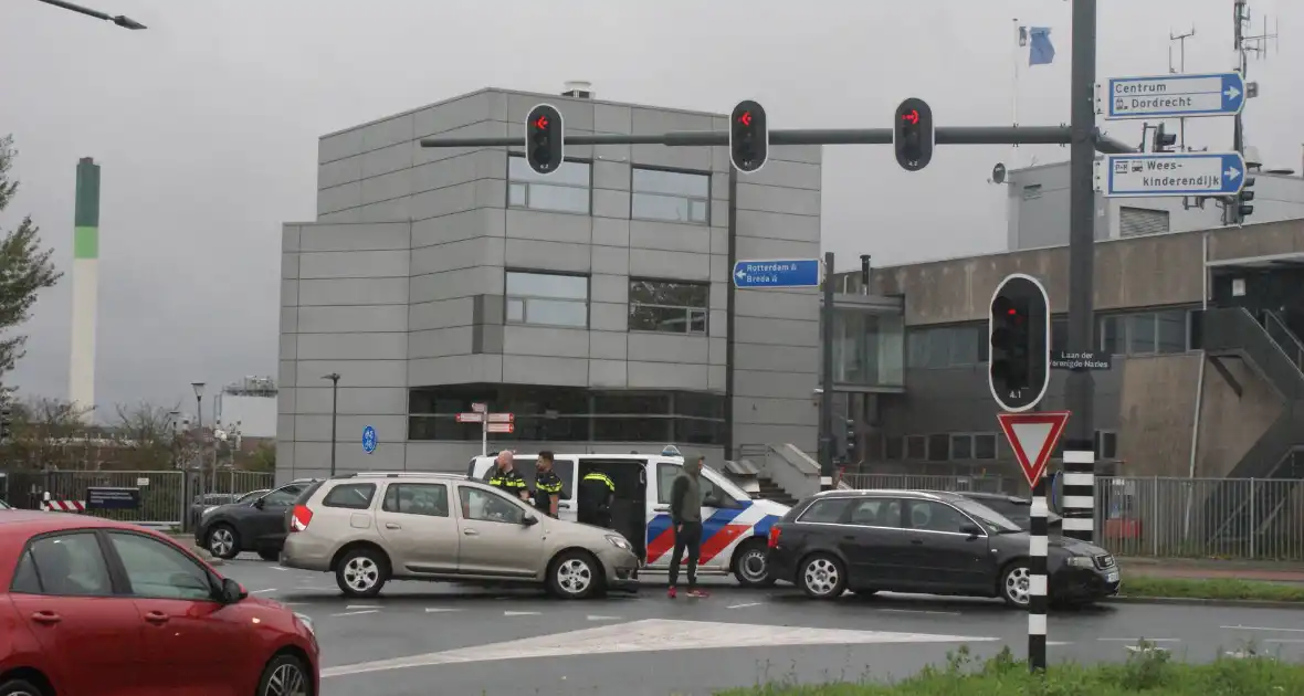 Aanrijding op kruispunt leidt tot verkeershinder - Foto 4
