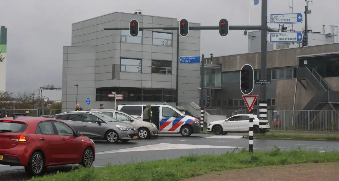 Aanrijding op kruispunt leidt tot verkeershinder - Foto 5