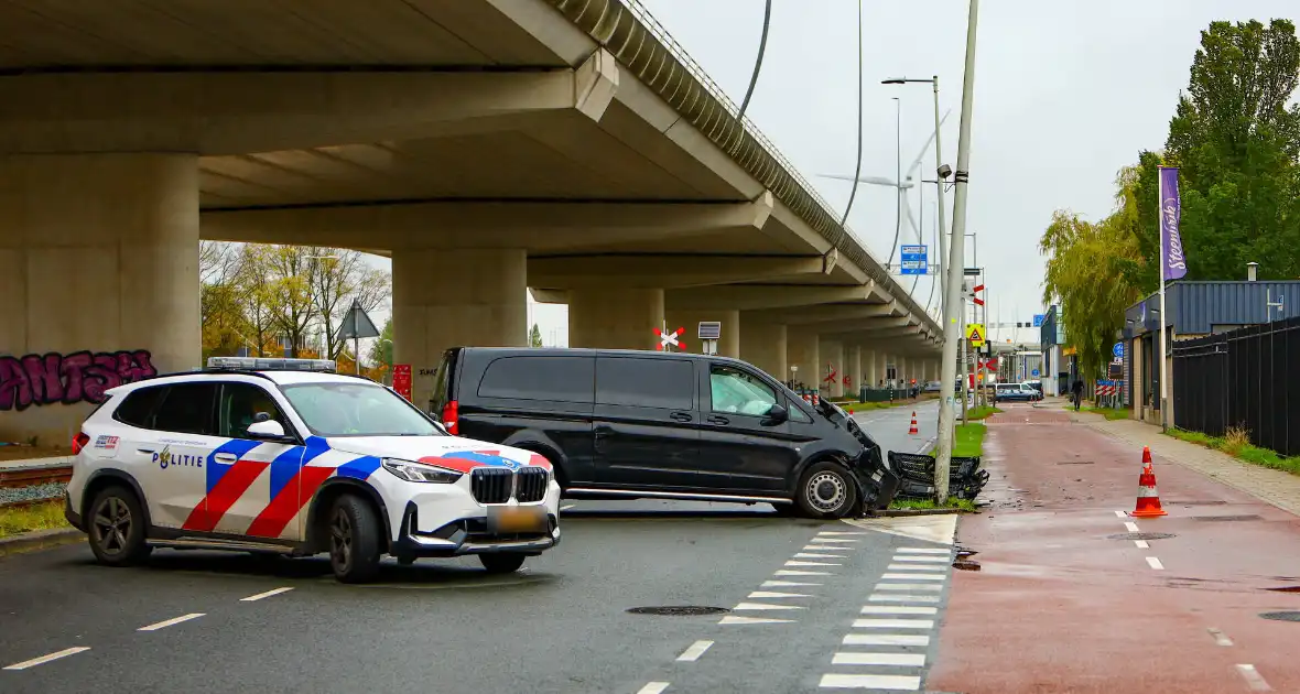Bestelbus botst tegen lantaarnpaal