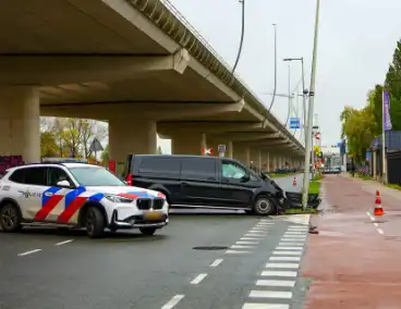 Bestelbus botst tegen lantaarnpaal