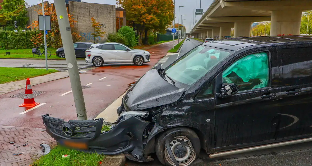 Bestelbus botst tegen lantaarnpaal - Foto 1