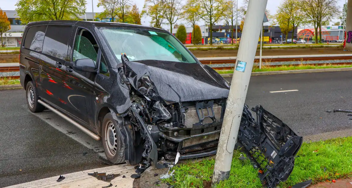 Bestelbus botst tegen lantaarnpaal - Foto 2