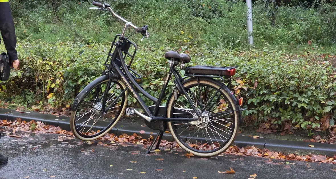Fietser en pakketbezorger in botsing op rotonde