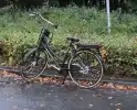 Fietser en pakketbezorger in botsing op rotonde
