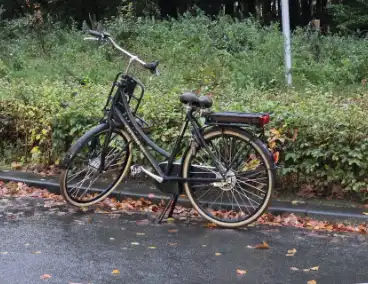 Fietser en pakketbezorger in botsing op rotonde