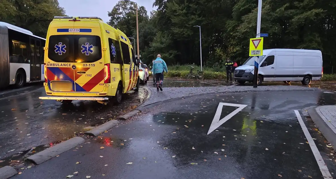 Fietser en pakketbezorger in botsing op rotonde - Foto 1