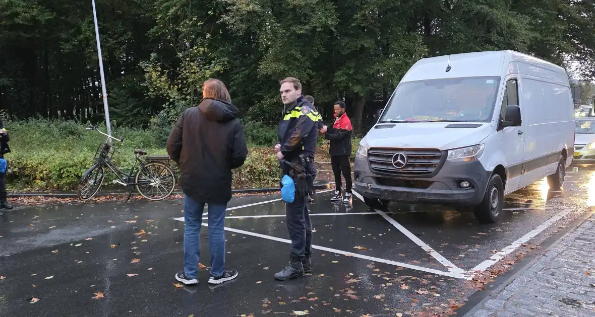 Fietser en pakketbezorger in botsing op rotonde - Foto 2