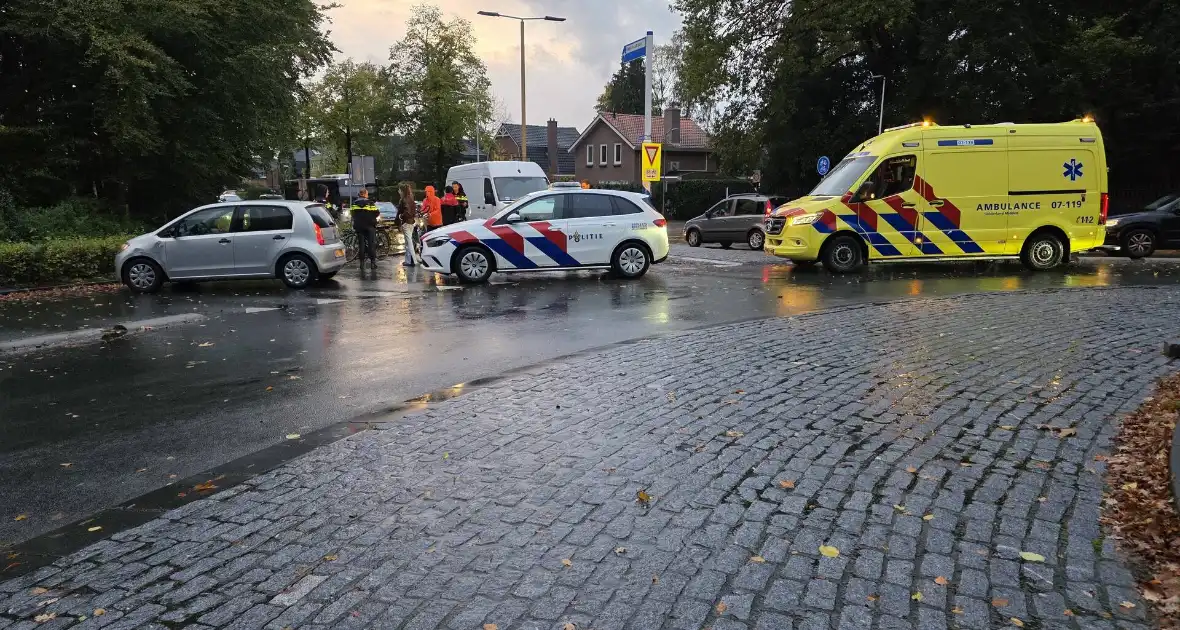 Fietser en pakketbezorger in botsing op rotonde - Foto 3