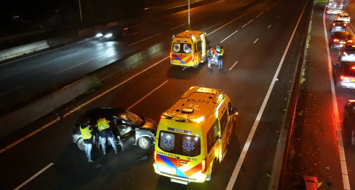 Auto botst op middengeleider