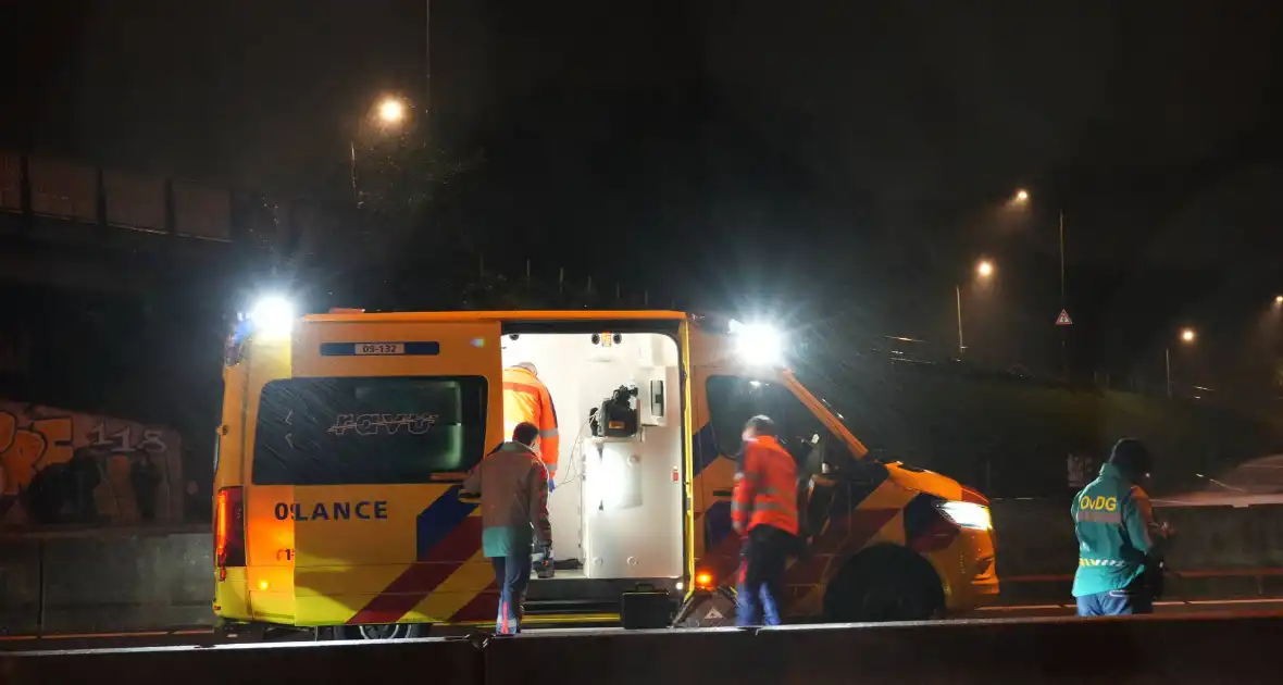 Auto botst op middengeleider - Foto 1