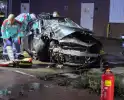 Auto klapt vol tegen boom