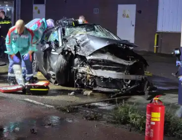 Auto klapt vol tegen boom