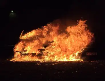 Auto brand volledig uitgebrand