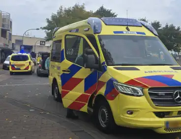 Fietser en autodeur botsen op parkeerterrein