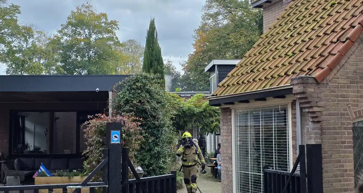 Brand in bijgebouw leidt tot grote rookontwikkeling