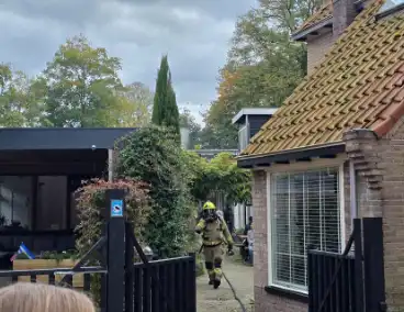 Brand in bijgebouw leidt tot grote rookontwikkeling