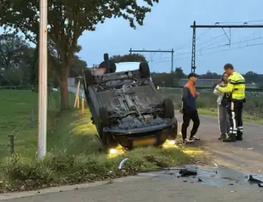 Automobilist belandt op de kop na aanrijding