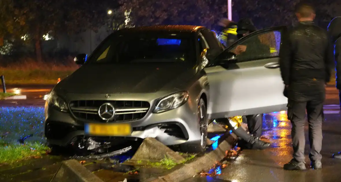 Automobilist verliest macht over het stuur en belandt op varkensrug