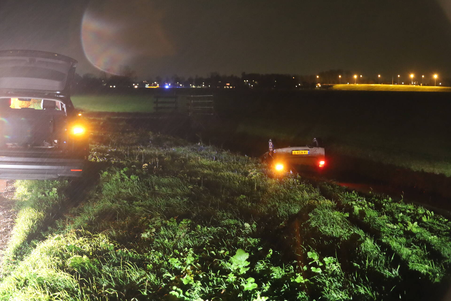Auto op de kop in sloot