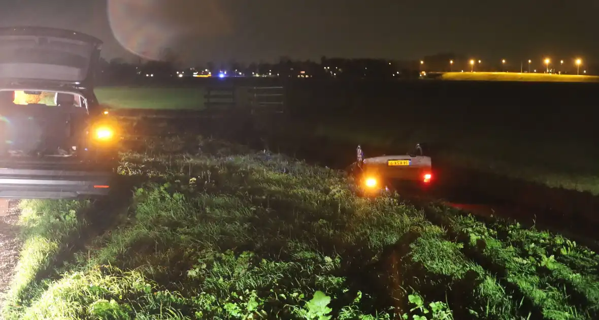 Auto op de kop in sloot