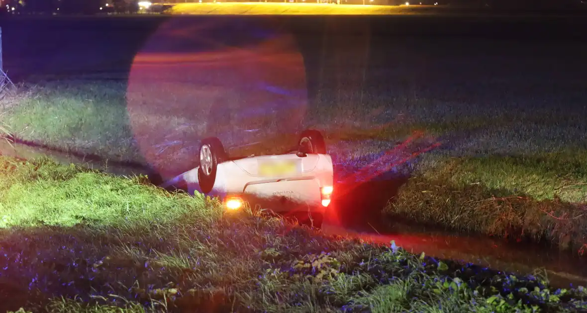 Auto op de kop in sloot - Foto 1