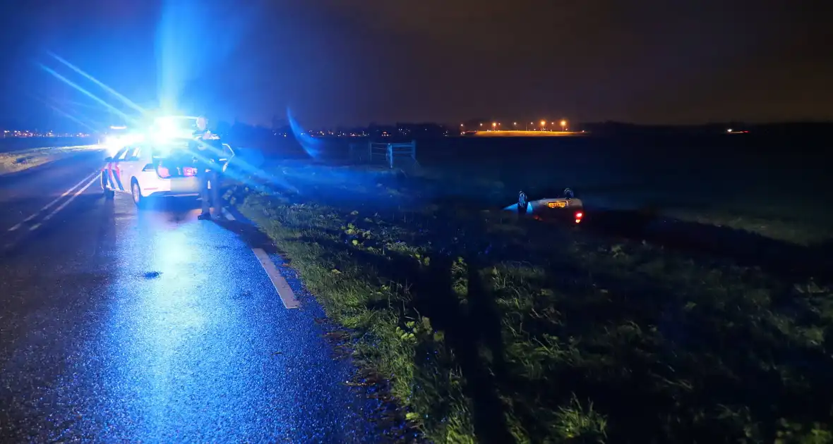 Auto op de kop in sloot - Foto 2