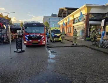 Medewerker supermarkt onwel bij ongeval met gevaarlijke stof en wordt naar ziekenhuis gebracht