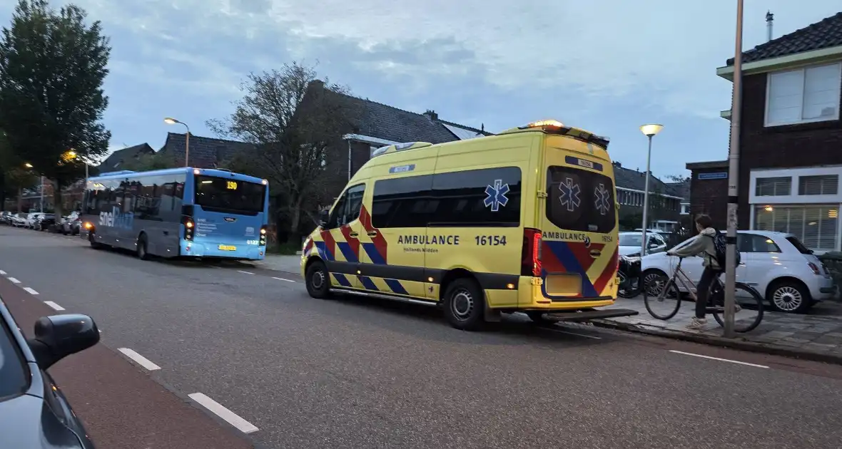 Fietser en lijnbus in botsing - Foto 2