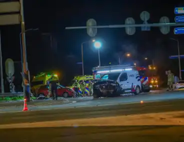 Zware botsing tussen twee auto's leidt tot gewonden