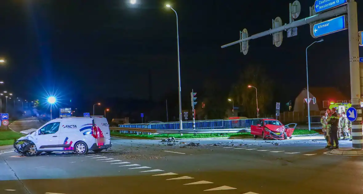 Zware botsing tussen twee auto's leidt tot gewonden - Foto 2