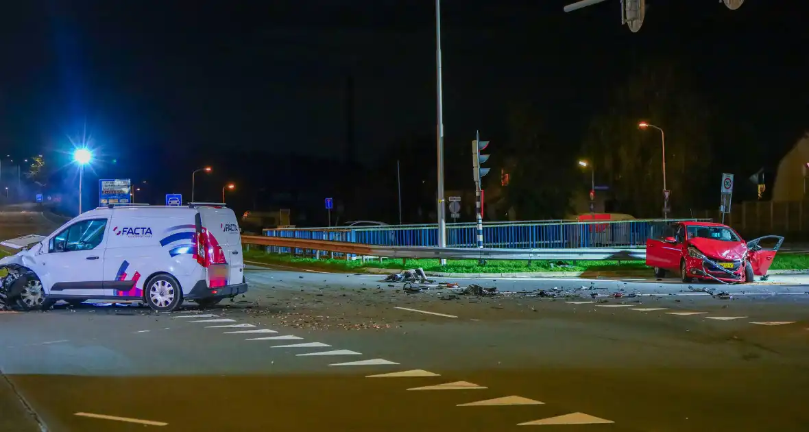 Zware botsing tussen twee auto's leidt tot gewonden - Foto 3