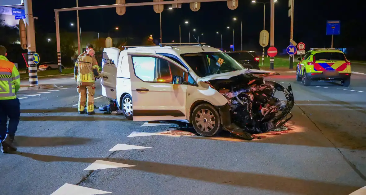 Zware botsing tussen twee auto's leidt tot gewonden - Foto 4