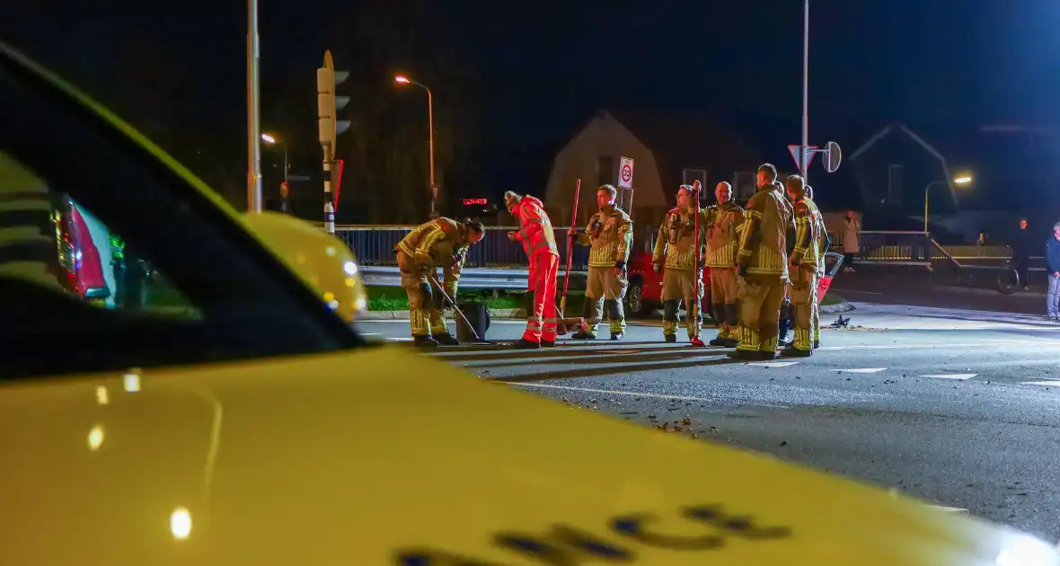 Zware botsing tussen twee auto's leidt tot gewonden - Foto 7