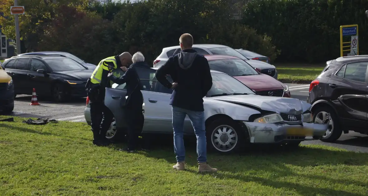 Postbezorger in aanrijding met personenwagen in Ridderkerk - Foto 2