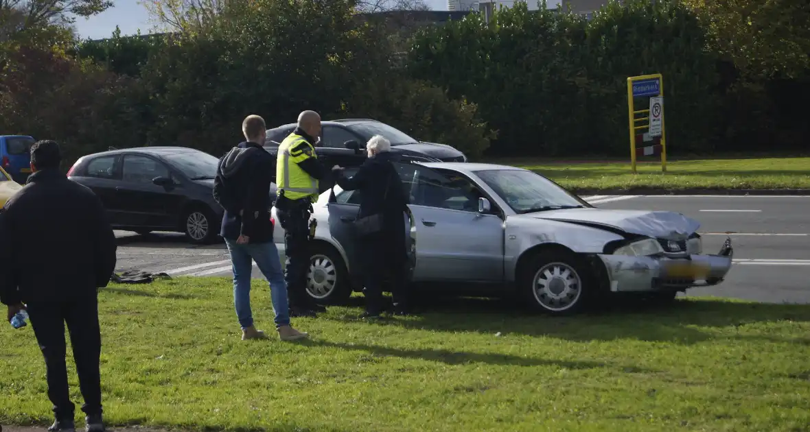 Postbezorger in aanrijding met personenwagen in Ridderkerk - Foto 3