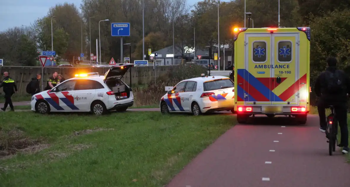 Fiets en scooter botsen op elkaar