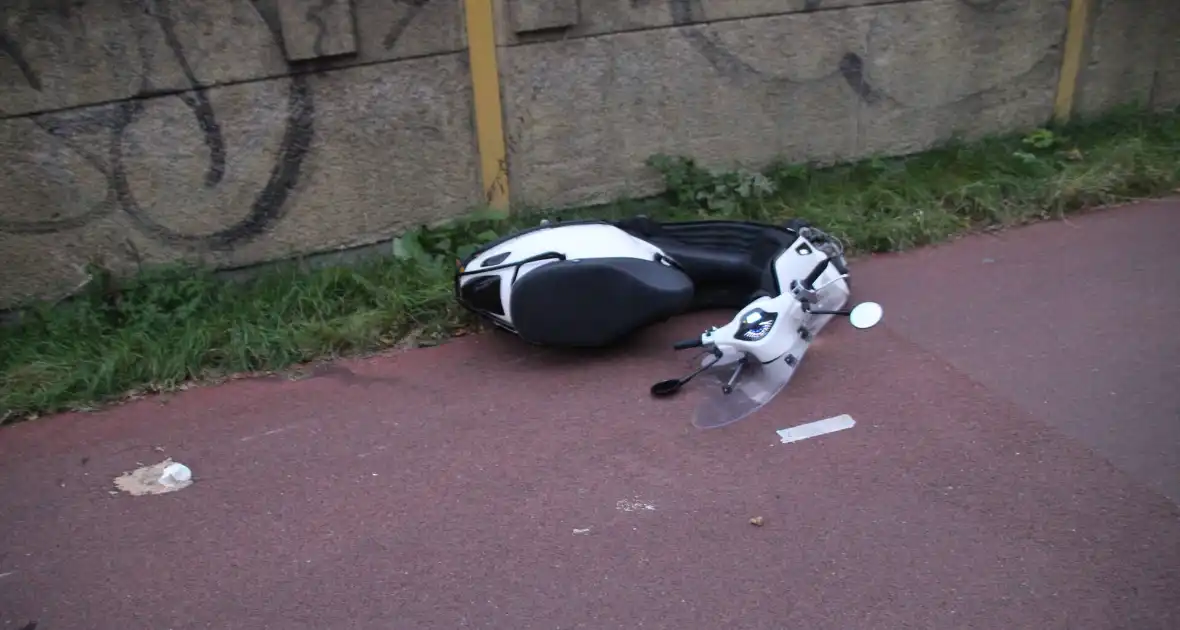 Fiets en scooter botsen op elkaar - Foto 2