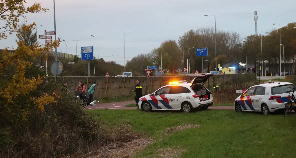 Fiets en scooter botsen op elkaar - Foto 4