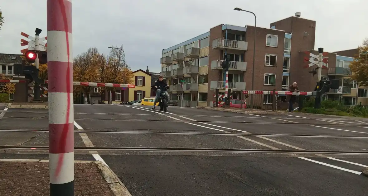 Defecte spoor overgangen zorgen voor verkeers chaos - Foto 1