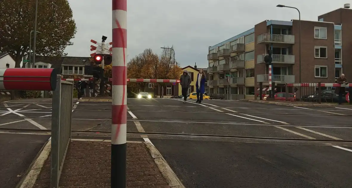 Defecte spoor overgangen zorgen voor verkeers chaos - Foto 2