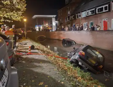 Beschonken automobiliste rijdt twee auto's de gracht in
