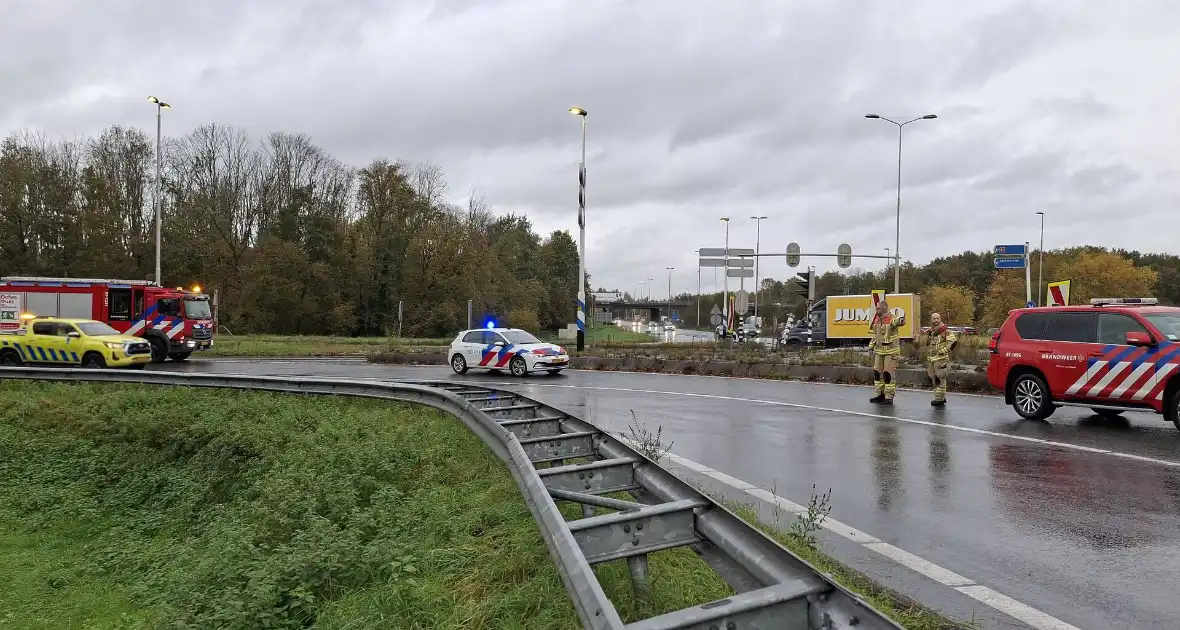 Auto verliest controle in bocht